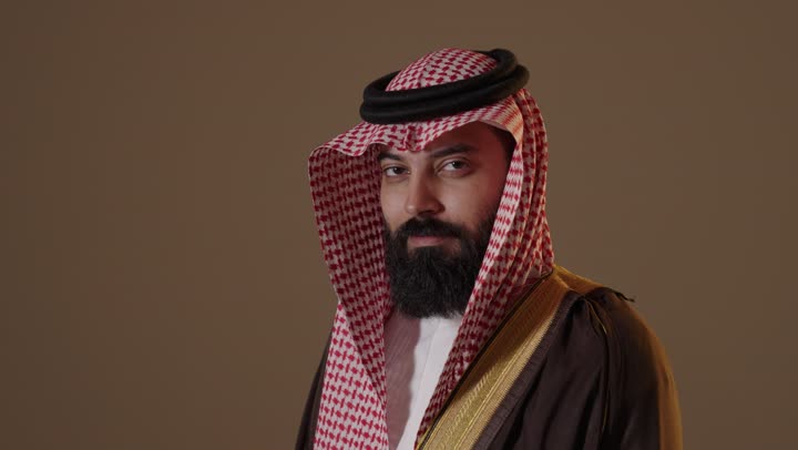 رجل سعودي بزي يوم التأسيس على خلفية بنية