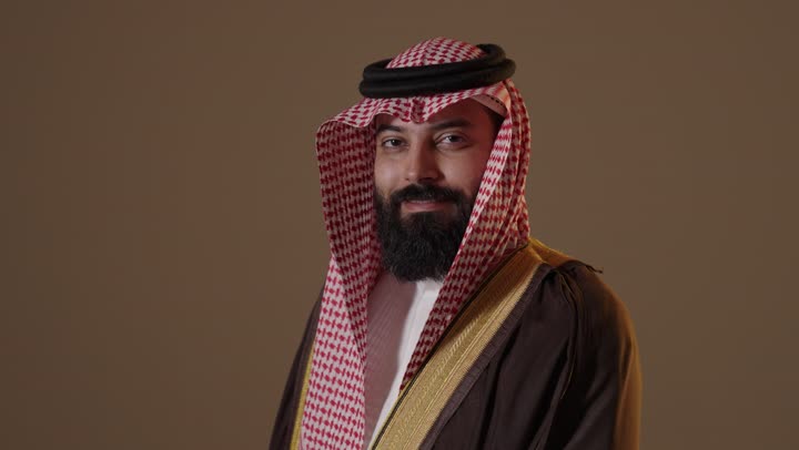 رجل سعودي بملابس يوم التأسيس في الاستوديو