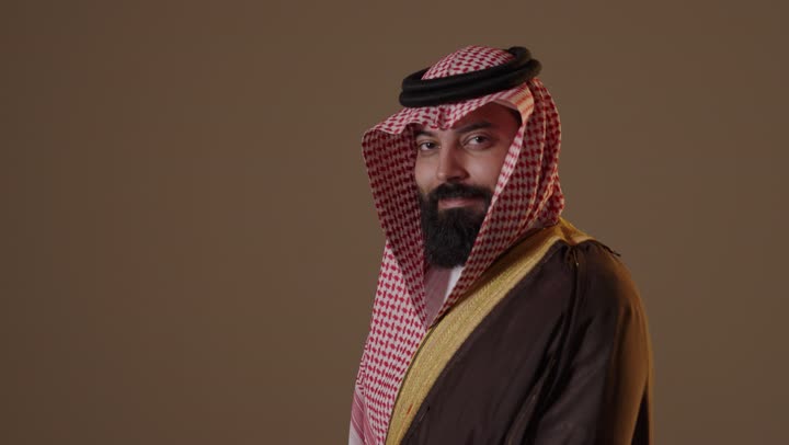 رجل سعودي بزي يوم التأسيس التقليدي تصوير استوديو