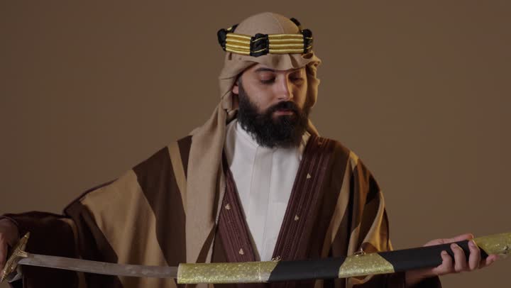 رجل سعودي يشهر سيفاً تراثياً بزي يوم التأسيس