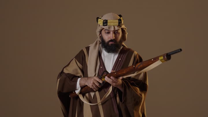 رجل سعودي بزي يوم التأسيس مع بندقية
