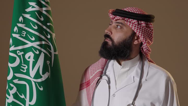 بورتريه طبيب سعودي مع العلم الوطني