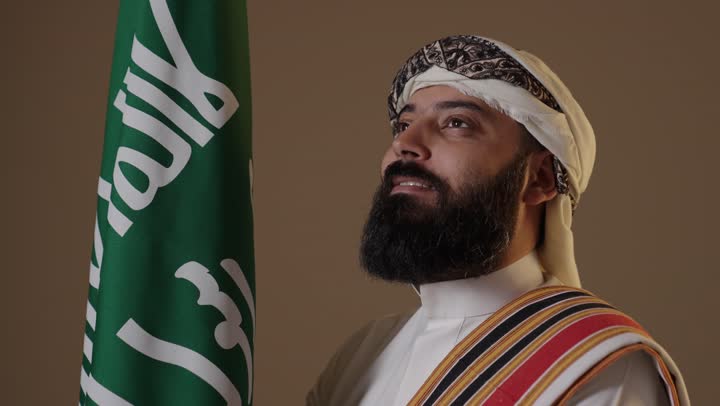 رجل سعودي بزي يوم التأسيس التقليدي