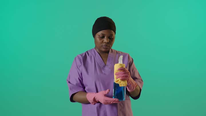 عاملة نظافة أفريقية إشارة عدم الرضا كروما خضراء