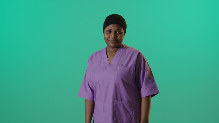 ممرضة أفريقية خلفية خضراء إشارة الإبهام للأعلى