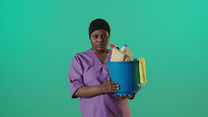 عاملة نظافة أفريقية خلفية خضراء إيماءة الرفض