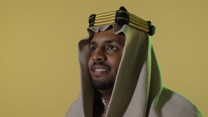 رجل سعودي بزي يوم التأسيس على خلفية صفراء