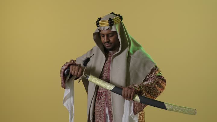 رجل سعودي بزي يوم التأسيس يحمل السيف