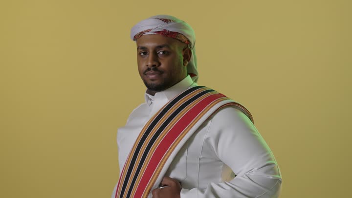 فيديو رجل سعودي بزي يوم التأسيس التقليدي
