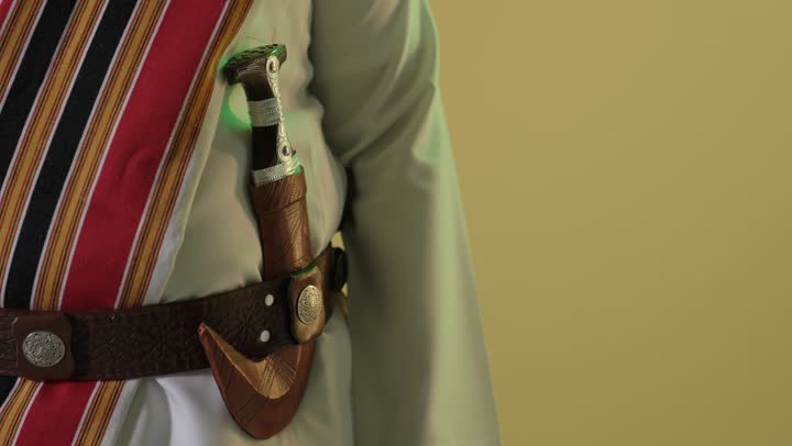 رجل سعودي بزي يوم التأسيس مع خنجر تراثي