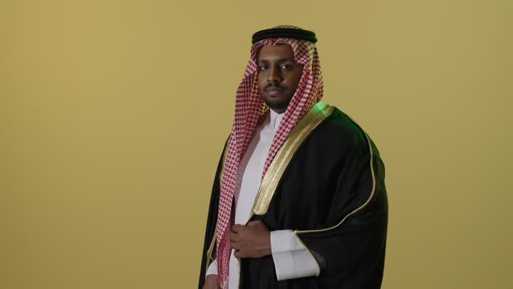 رجل سعودي بالزي الرسمي والبشت يوم التأسيس