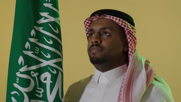 رجل سعودي مع العلم الوطني بورتريه احتفال يوم التأسيس