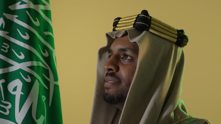 رجل سعودي بزي يوم التأسيس في استوديو