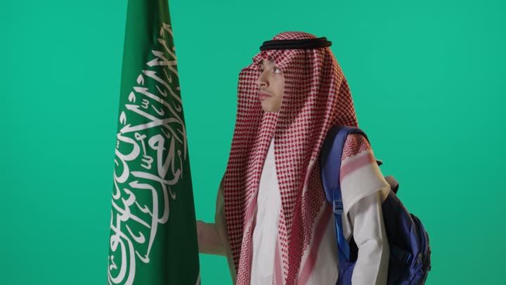 فيديو طالب سعودي مع العلم شاشة خضراء