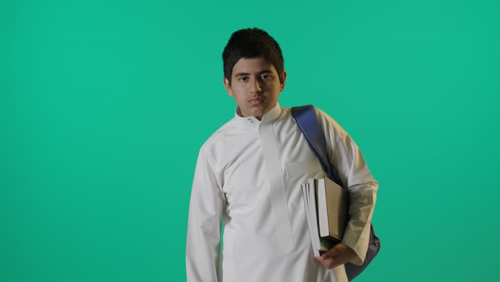 طالب عربي بالثوب السعودي خلفية خضراء إيماءة النجاح