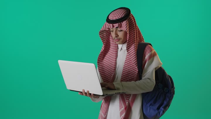 طالب سعودي يستخدم المحمول خلفية خضراء