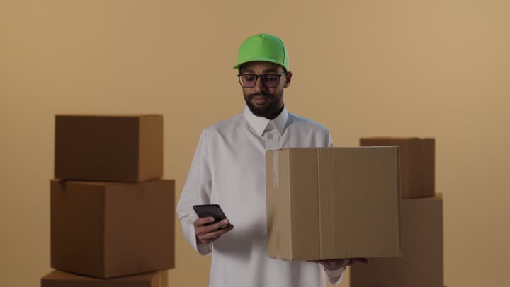 رجل توصيل عربي يتصل مع طرد في الاستوديو