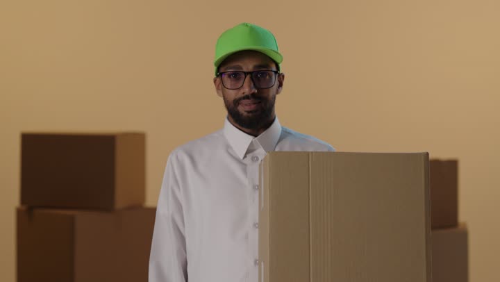 رجل توصيل سعودي يعطي إيماءة الإبهام مع طرد