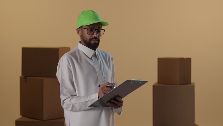 رجل سعودي يقوم بجرد المخزون في المستودع