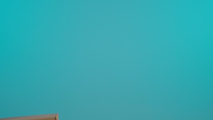 تبادل صناديق كرتونية للتوصيل على خلفية زرقاء