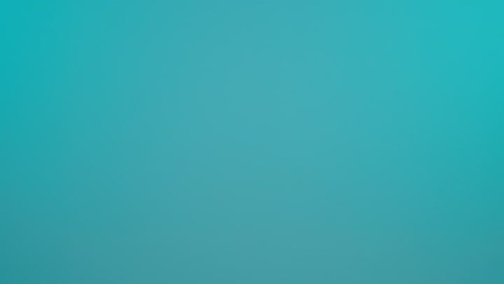 رجل بالثوب يسلم كوب قهوة على خلفية زرقاء