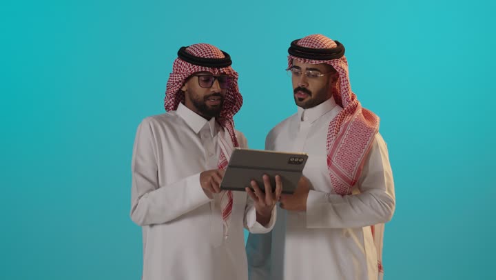 فيديو رجال سعوديون يستخدمون جهاز لوحي في الاستوديو