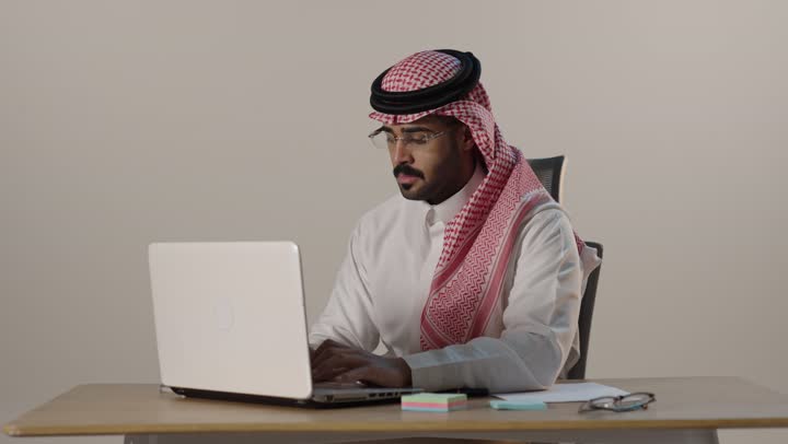 رجل أعمال سعودي يوقع وثائق رسمية في المكتب