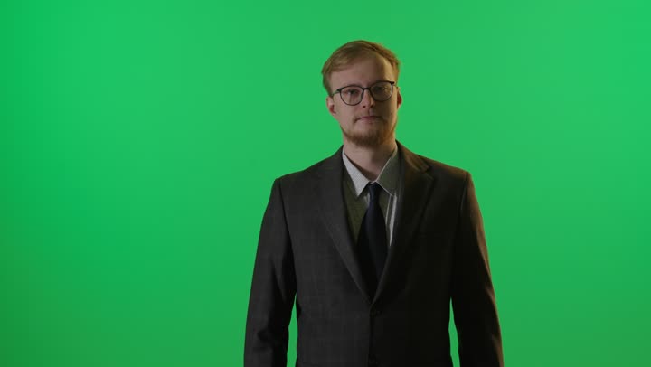 رجل أعمال يقوم بإيماءة الإبهام كروما خضراء