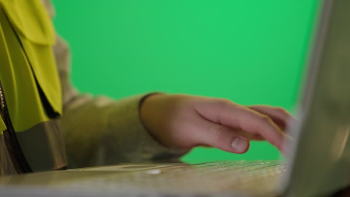 لقطة قريبة لعامل يكتب على كمبيوتر محمول كروما