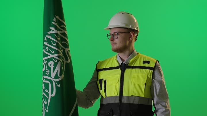 مهندس مع علم السعودية خلفية كروما خضراء