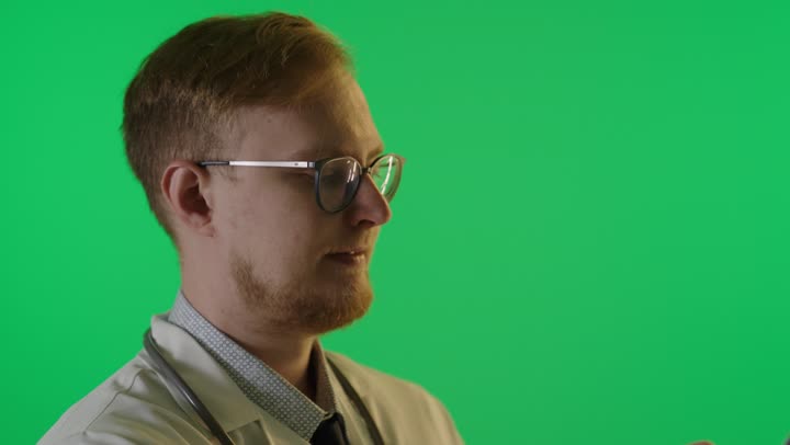 طبيب يكتب على لوحة ملاحظات خلفية خضراء