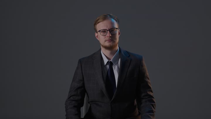 رجل أعمال في الاستوديو يقوم بإيماءة التوقف