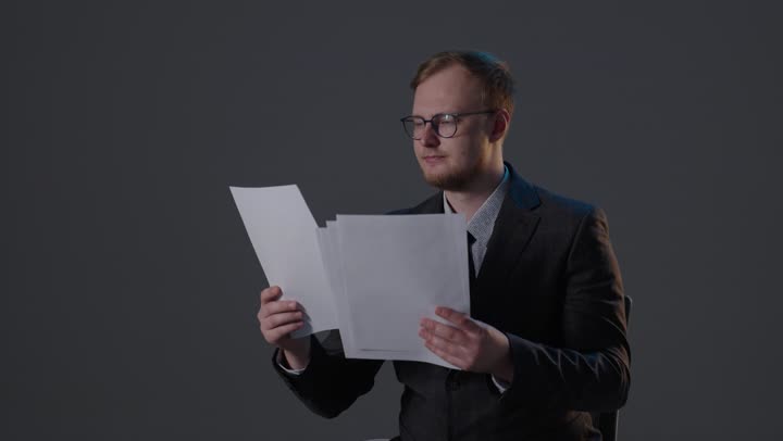 رجل أعمال محترف يراجع المستندات الورقية