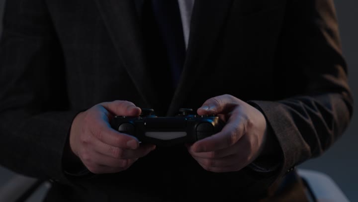 رجل أعمال يلعب ألعاب الفيديو بجهاز التحكم