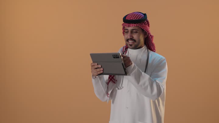 طبيب سعودي يستخدم جهاز لوحي رقمي في الاستوديو