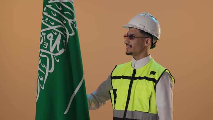 فيديو مهندس سعودي مع العلم الوطني في الاستوديو