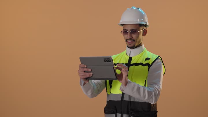 مهندس سعودي يستخدم جهاز لوحي في الاستوديو