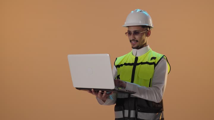 مهندس عربي يستخدم الحاسوب المحمول في استوديو