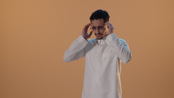 رجل سعودي بالثوب يعاني من صداع تصوير استوديو