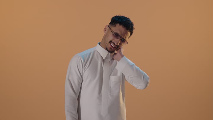شاب سعودي يعبر عن ألم الرقبة في الاستوديو