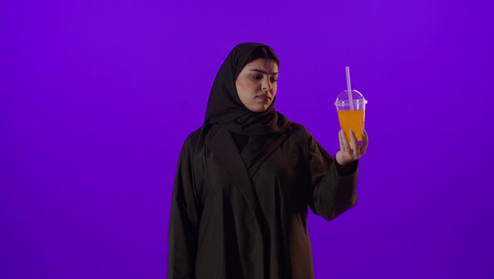 امرأة عربية بخلفية بنفسجية وإيماءة عدم الرضا