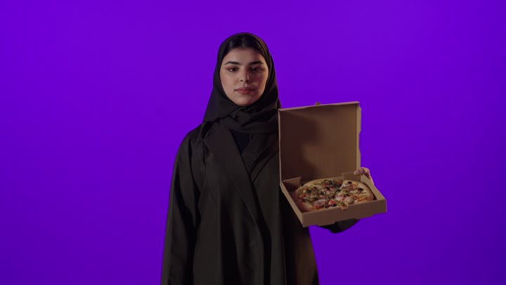 امرأة سعودية ترفض البيتزا علامة الإبهام للأسفل