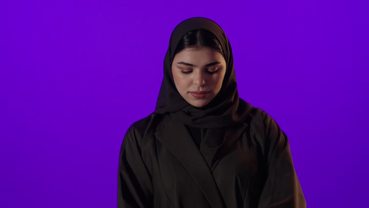 امرأة عربية تفتح علبة بيتزا خلفية استوديو