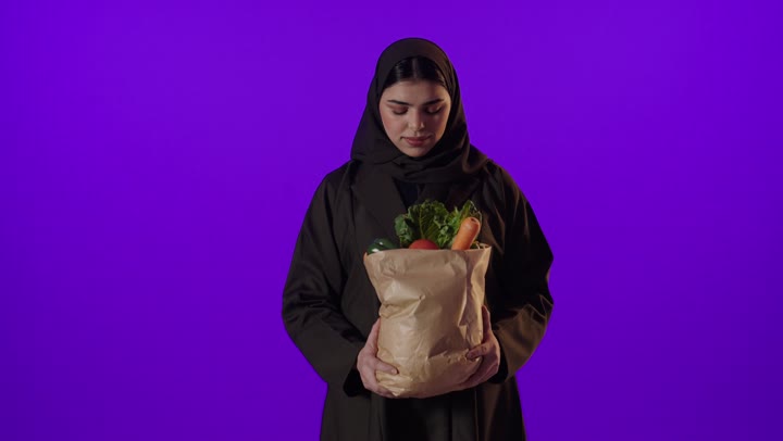 امرأة سعودية تحمل حقيبة خضروات طازجة فيديو استوديو