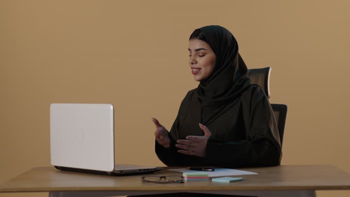 امرأة سعودية تشارك في مؤتمر فيديو عبر المحمول