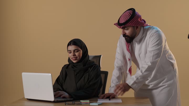 مناقشة زملاء عمل سعوديين على المحمول في استوديو