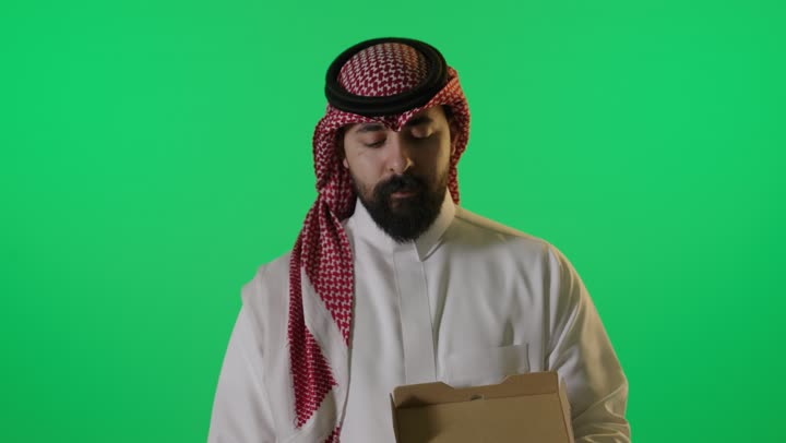 رجل سعودي يحمل علبة بيتزا مع إشارة توقف كروما