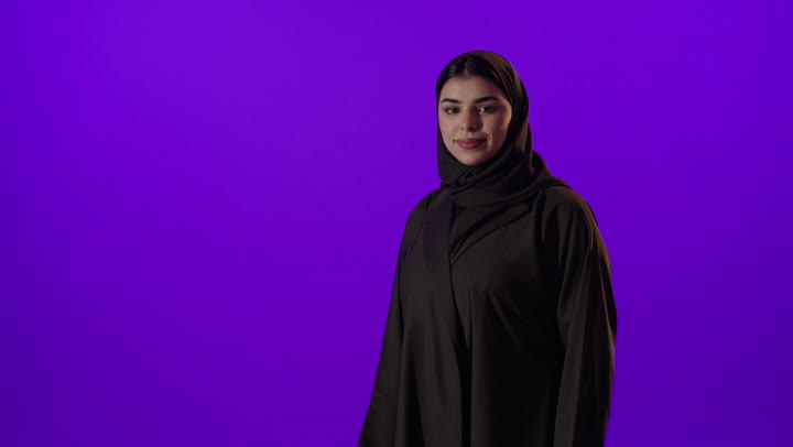 امرأة سعودية بالعباءة السوداء على خلفية بنفسجية