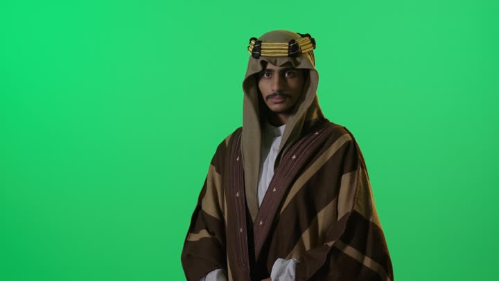 رجل سعودي بزي يوم التأسيس على خلفية خضراء