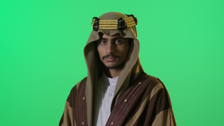 رجل سعودي بزي يوم التأسيس على شاشة خضراء
